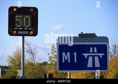 blinkende Warnsignal für reduzierte Höchstgeschwindigkeit auf Autobahn M1 wegen Überlastung in der Nähe von Leeds Yorkshire UK Stockfoto