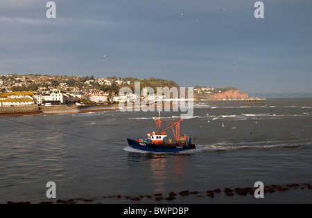 Trawler Th117 Eingabe Teignmouth Hafen, Blick auf den Badeort Teignmouth in Süd Devon aus dem Dorf Shaldon Stockfoto