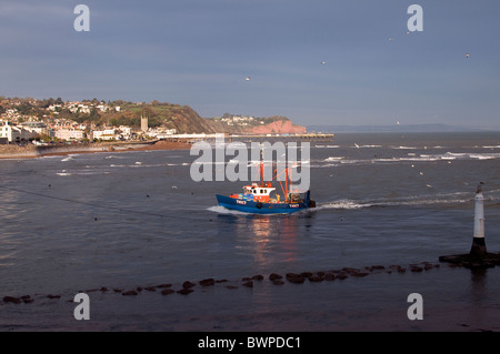 Trawler TH117 Eingabe Teignmouth Hafen, Blick auf den Badeort Teignmouth in Süd Devon aus dem Dorf Shaldon Stockfoto