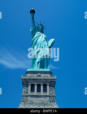 USA New York City NYC Freiheitsstatue Liberty Nahaufnahme auf Sockel mit Fackel mit gold Flamme vor blauem Himmel Stockfoto