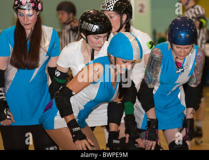 London Roller Girls Line up für die nächste Marmelade in einem Intra-Liga-Kampf Stockfoto