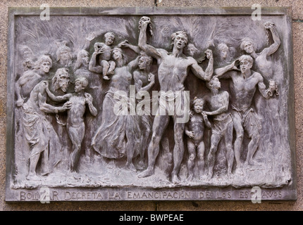 PANAMA CITY, PANAMA - Relief Skulptur von Simon Bolivar Freigabe Sklaven, Plaza Bolivar in Casco Viejo, historische Stockfoto