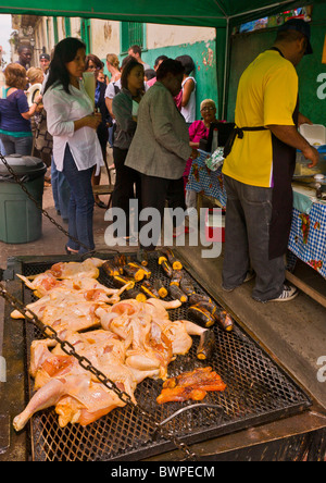 PANAMA-Stadt, PANAMA - gegrilltes Huhn und Kochbananen, Casco Viejo, historischen Zentrum der Stadt. Stockfoto