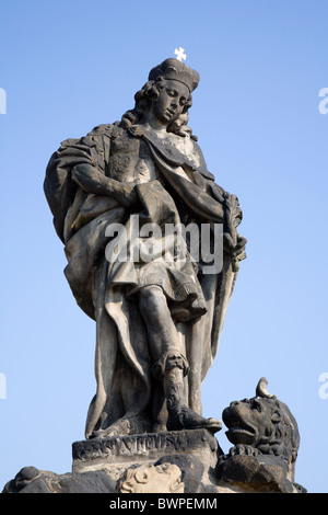 St.-Veits-Statue von der Karlsbrücke in Prag Stockfoto