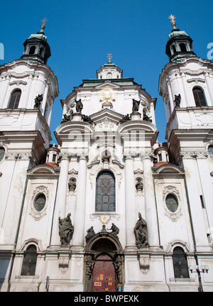 Fassade der St. Nikolaus-Kirche in Prag Stockfoto