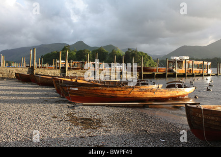 Derwent Wasser. Holzboote fuhren aus dem See auf einen Kieselstrand. Lake District. Kleine Reisepassagierboote. Besichtigungsboote außerhalb der Saison. Stockfoto