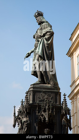 Prag - Statue von Charles IV von Arnost Händel 1848 Stockfoto