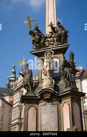 Prag - barocke Säule der Heiligen Dreifaltigkeit und Turm der st.-Veits-Kathedrale - infront von St Nicolas Church am Kleinseitner- Stockfoto