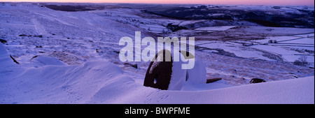 Aufgegeben von Mühlsteinen unter Stanage Edge, Peak District, winter Stockfoto