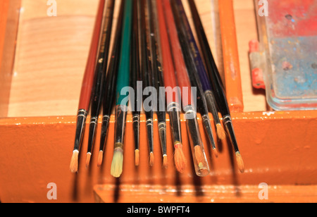 Malwerkzeuge, Farbstoffe und Pinsel im Kloster studio Stockfoto