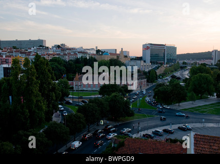 Praça de Espanha im Zentrum von Lissabon. Die rosa Fassade der Gebäude der spanischen Botschaft ist deutlich sichtbar. Stockfoto