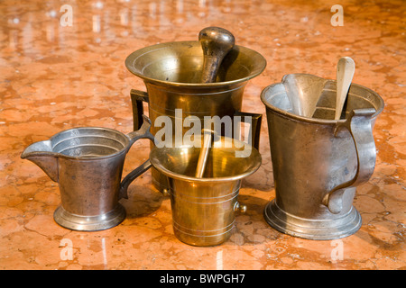 Bratislava - alte Phramacy im st. Elisabeth-Auftrag - Mörser Stockfoto