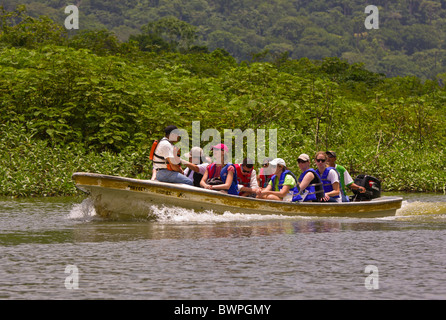 LAKE BAYANO, PANAMA - Ökotouristen im Boot auf See Bayano, indigene Gebiet Comarca Kuna de Madungandi. Stockfoto