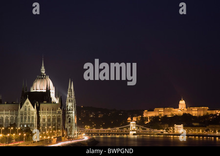 Ungarn Budapest Donau nachts mit Parlamentsgebäude links, Kettenbrücke und Königspalast rechts Stockfoto