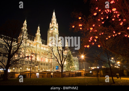 Wien - Weihnachtsmarkt Dekoration für das Rathaus in der Nacht Stockfoto