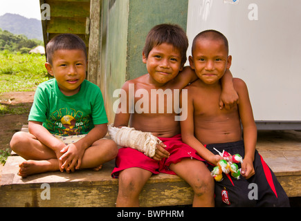 LAKE BAYANO, PANAMA - drei Jungs im Embera Dorf, indigene Gebiet Comarca Kuna de Madungandi. Stockfoto