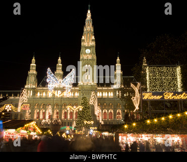 Wien - Weihnachtsmarkt für das Rathaus in der Nacht Stockfoto