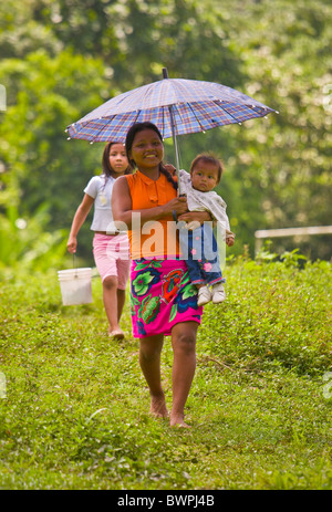 LAKE BAYANO, PANAMA - Menschen in Embera Dorf, indigene Gebiet Comarca Kuna de Madungandi. Stockfoto