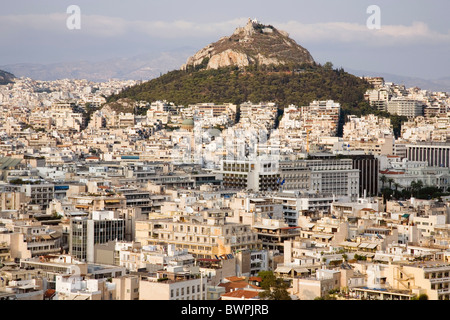 Griechenland Attika Athen Mount Lycabettus steigt im Zentrum von Athen mit unten dicht besiedelten Stadt. Stockfoto
