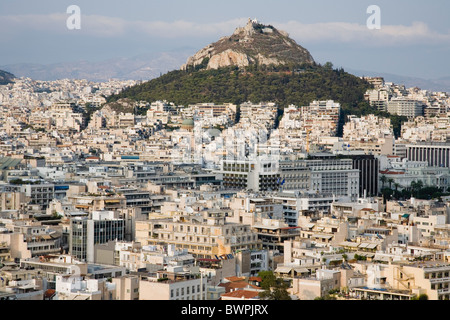 Griechenland Attika Athen Mount Lycabettus steigt im Zentrum von Athen mit unten dicht besiedelten Stadt. Stockfoto