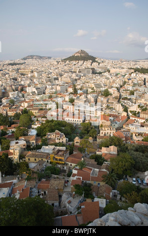 Griechenland Attika Athen Mount Lycabettus steigt im Zentrum von Athen mit unten dicht besiedelten Stadt. Stockfoto