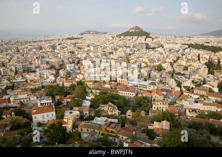 Griechenland Attika Athen Mount Lycabettus steigt im Zentrum von Athen mit unten dicht besiedelten Stadt. Stockfoto