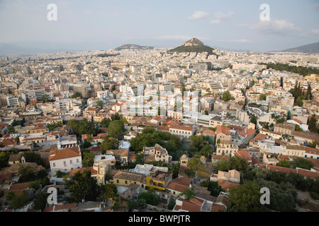 Griechenland Attika Athen Mount Lycabettus steigt im Zentrum von Athen mit unten dicht besiedelten Stadt. Stockfoto