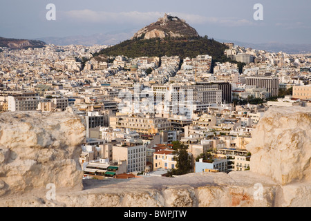 Griechenland Attika Athen Mount Lycabettus steigt im Zentrum von Athen mit unten dicht besiedelten Stadt. Stockfoto