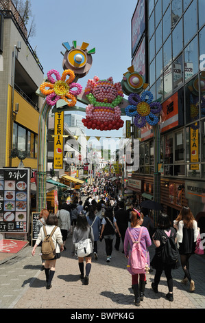 Eingang zum Überlaufen shopping-Meile "Takeshita Dori', Harajuku, Tokyo, Japan Stockfoto