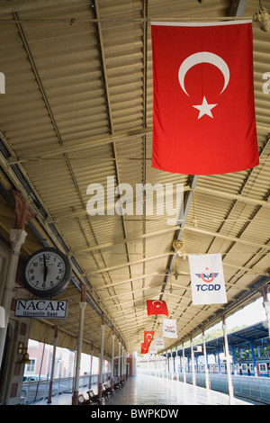 Türkei Istanbul Sultanahmet Bahnsteig mit türkischen Fahnen hängen vom Dach der Sirkeci Terminal station Stockfoto