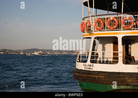 Türkei Istanbul Sultanahmet Fähre unter türkischer Flagge auf dem Bosporus mit Brücke über. Stockfoto