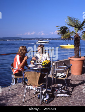 Schweiz Europa Berlingen Kanton Thurgau Lake Constance Bodensee Inline-Skaten Rollschuhe junges Paar Stockfoto