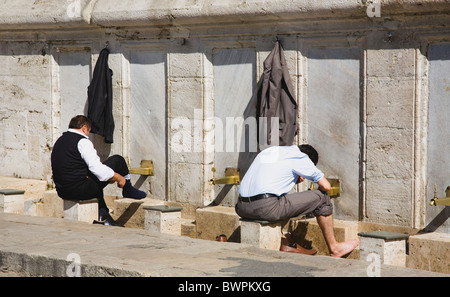 Türkei Istanbul Sultanahmet der neuen Moschee oder Yeni Camii zwei Männer waschen und Waschungen vor dem Gebet zu machen. Stockfoto