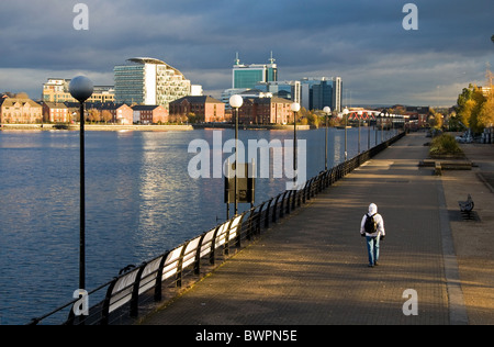 Wintertag. Gehweg auf Trafford Wharf, neben Docks/Manchester Ship Canal in Manchester, Salford Quays, Salford, Greater Manchester Stockfoto