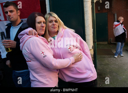 English Defence League (EDL) Mitglieder protestieren in Preston, Lancashire, England am 22.11.10. Stockfoto