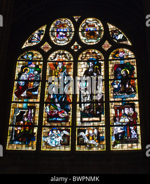 Fensterscheibe aus st. peter gotische Kirche in Paris - Montmartre Stockfoto