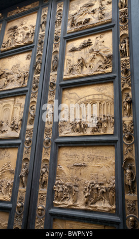 Bronzetüren von Lorenzo Ghilberti an das Baptisterium in Florenz Stockfoto