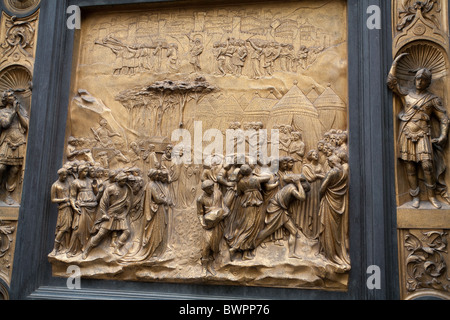 Bronzetüren von Lorenzo Ghilberti an das Baptisterium in Florenz Stockfoto