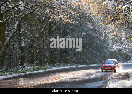 Winter, Autofahren, Auto auf nassen winterlichen Straße Stockfoto