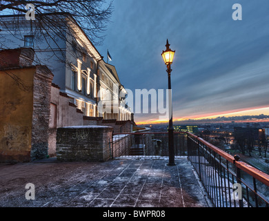 Übersicht über Tallinn in Estland getroffen von dem Aussichtspunkt in Toompea Ein Altbaus mit Flutlicht. In HDR genommen, um den Sonnenuntergang zu erhöhen Stockfoto