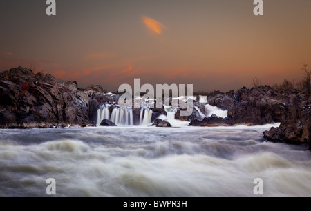 Wasserfälle auf dem Potomac River in der Nähe von Washington DC nach Sonnenuntergang wie die untergehende Sonne die Wolken über Great Falls beleuchtet Stockfoto