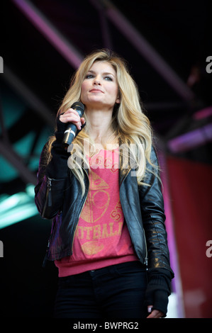 Model Marisa Miller spricht für Fußball-Fans in der NFL-Kundgebung am Trafalgar Square in London am 30. Oktober 2010, in Vorbereitung Stockfoto