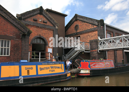 British Waterways Narrowboat außerhalb des Pumpenhauses am National Waterways Museum in Ellesmere Port Stockfoto