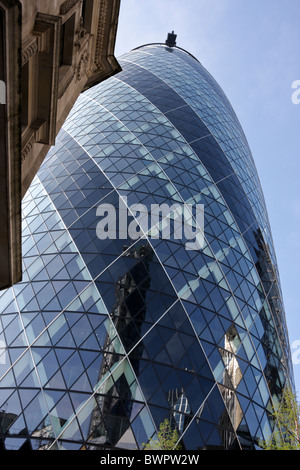 Die Swiss Re Gebäude oder mehrere liebevoll bekannt als The Gherkin, befindet sich in St Mary Axe in der City of London. Stockfoto