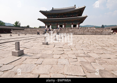 Geunjeongjeon, großer Saal, Kaisersaal, Gyeongbokgung-Palast, Seoul, Südkorea; Innenhof mit Pumgyeseoks ausgekleidet Stockfoto