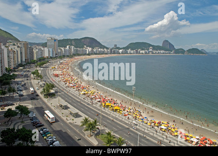 Südamerika Brasilien Rio de Janeiro Copacabana Beach Avenue gesäumt von Atlantica Apartments und Hotels mit Blick auf Hafen Stockfoto