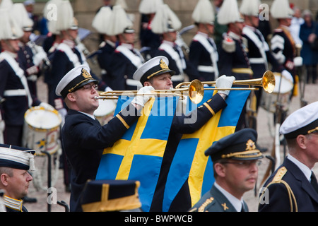 König von Schweden König Gustav XVI wird 64 Jahre und wird von den Bürgern außerhalb der Burg gefeiert Stockfoto