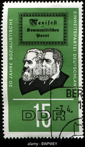 Deutschland - ca. 1966: Briefmarke gedruckt durch Deutschland, Marx, Engels und Titelseite des Kommunistischen Manifests, ca. 1966 zeigt. Stockfoto