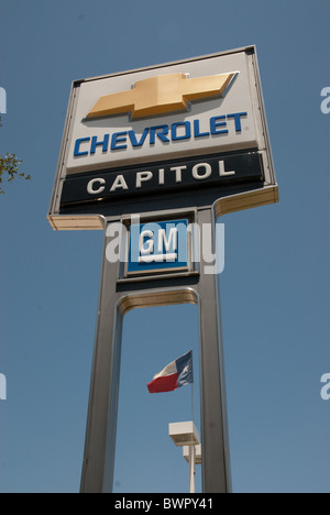 Großes Kapital Chevrolet Schild auf Standards zeigt Chevy und General Motors Logos vor Autohaus in Austin Stockfoto