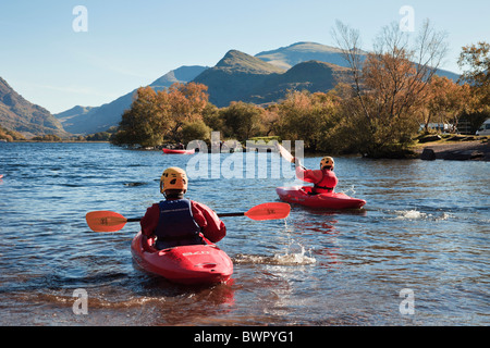 Leute Kanufahren in Kajaks auf Llyn Padarn See in Snowdonia National Park im Herbst. Llanberis, Gwynedd, Wales, Großbritannien, Großbritannien. Stockfoto